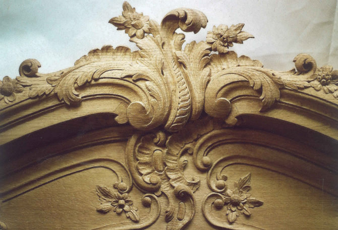 detail photo of a Liège style crest