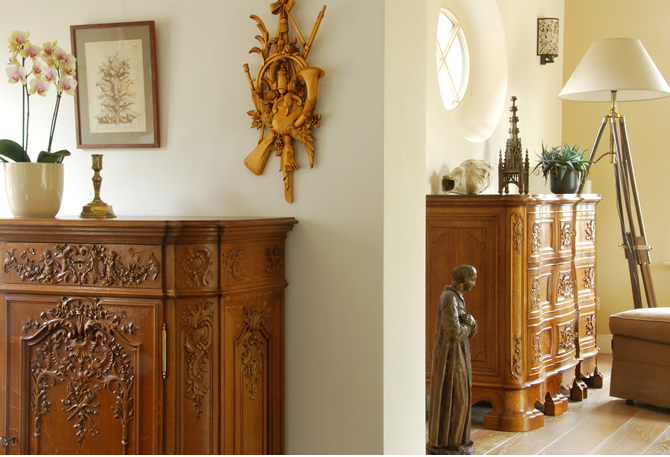 2 photos of a Liège style chest of drawers and a hunting trophy